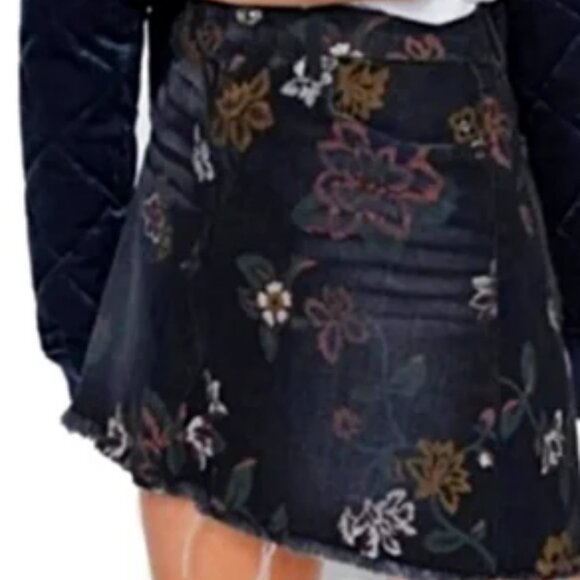 7 For All Mankind Black Denim Floral Mini Skirt sz 28w - Picture 3 of 16